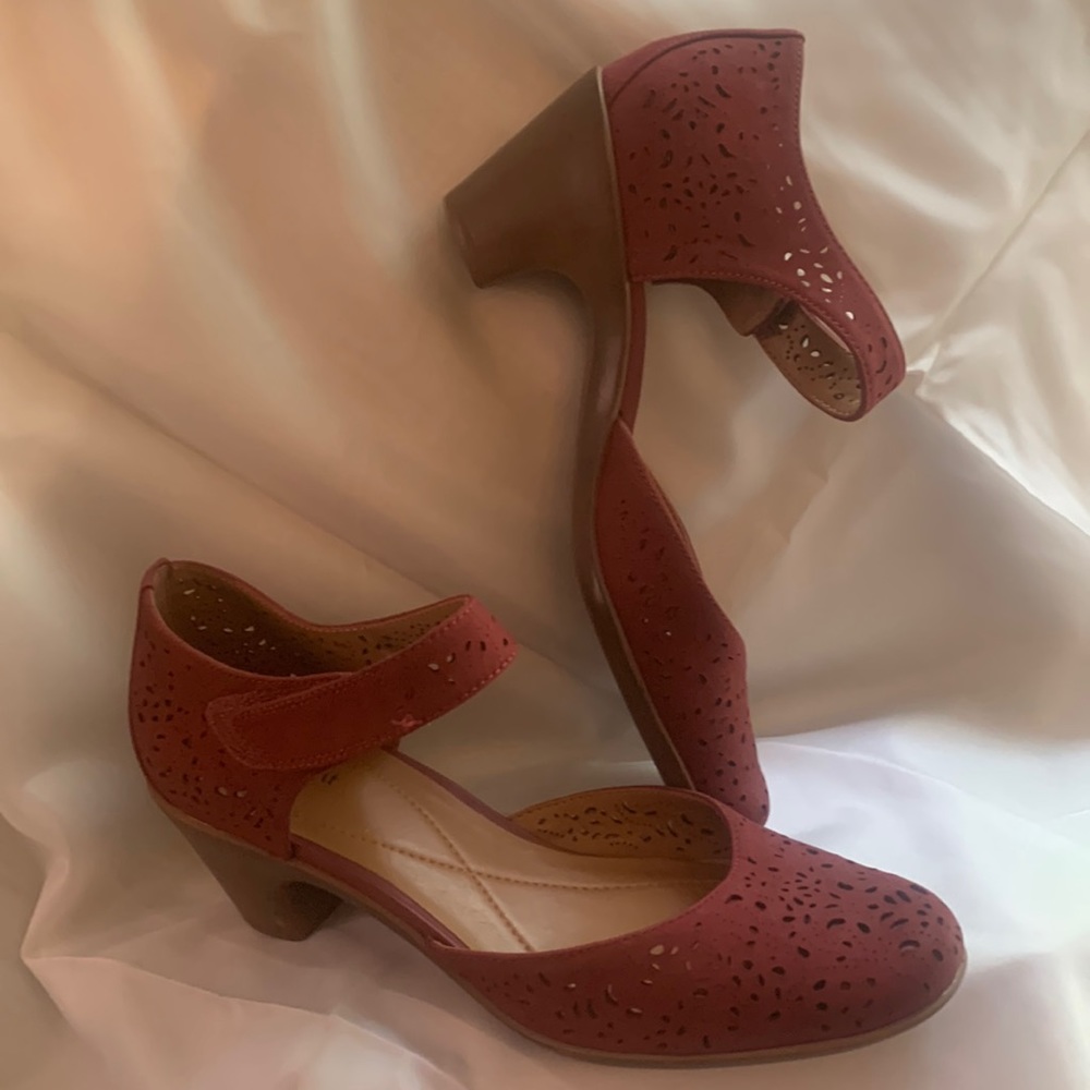 Easy Spirit Maroon Heels